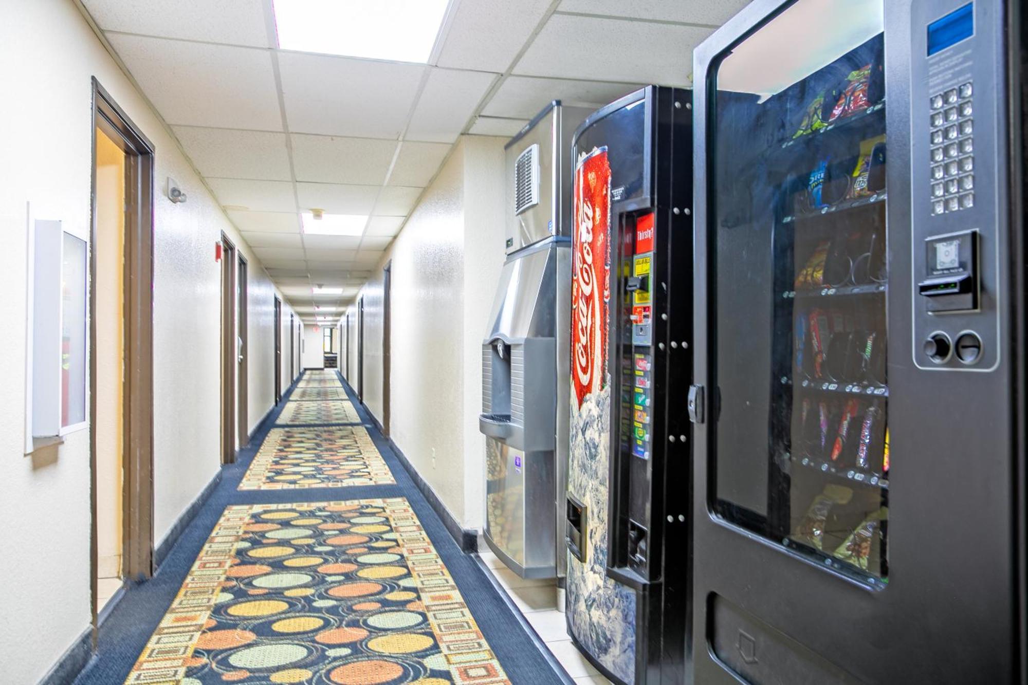 Super 8 By Wyndham Augusta Ft Eisenhower Area Exterior photo
